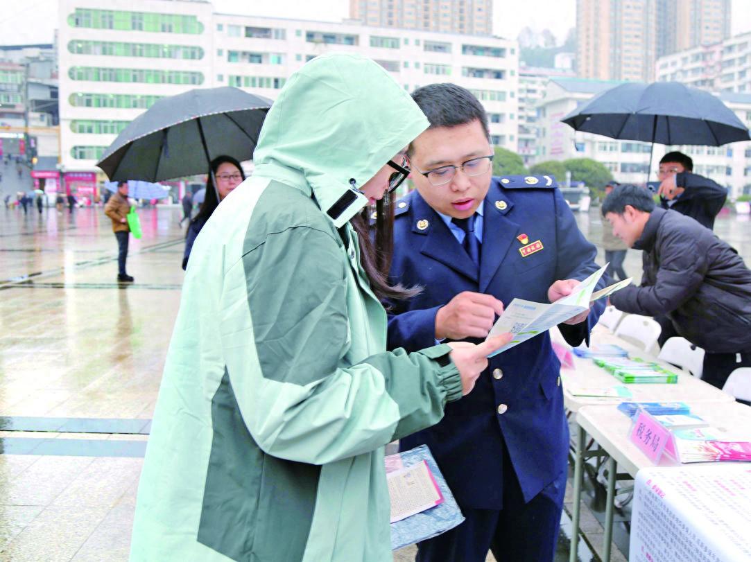 安康市税务局宪法宣传周活动揭秘：如何通过法治教育提升税务人员能力？  第1张