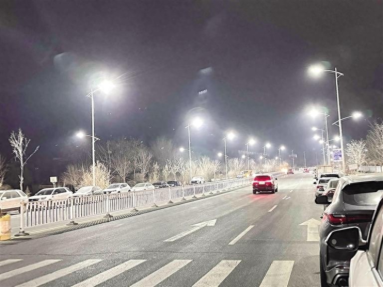 碧桂园三转盘路灯全面点亮，563盏灯照亮居民回家路，夜间行车更安全  第1张