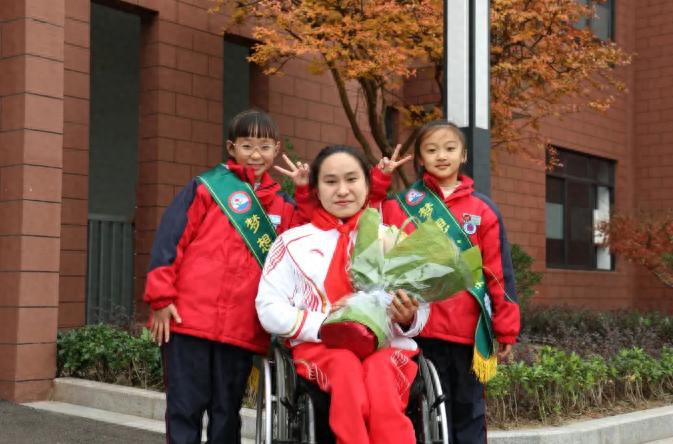 残奥冠军姚攒变身思政教师，与小学生分享夺冠故事，激发爱国情怀  第1张