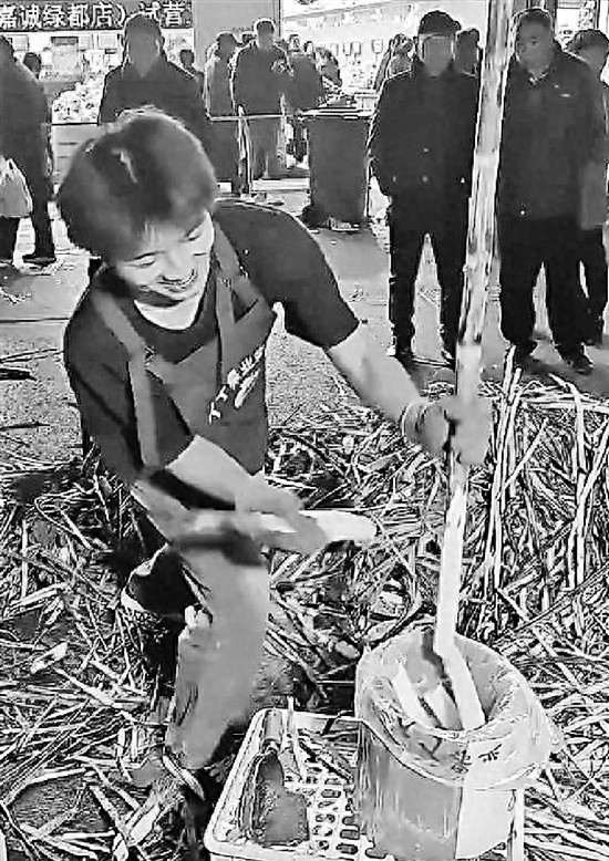 浙江嘉兴甘蔗小哥削甘蔗速度惊人，几十秒削完一根，网友：这手速太牛了