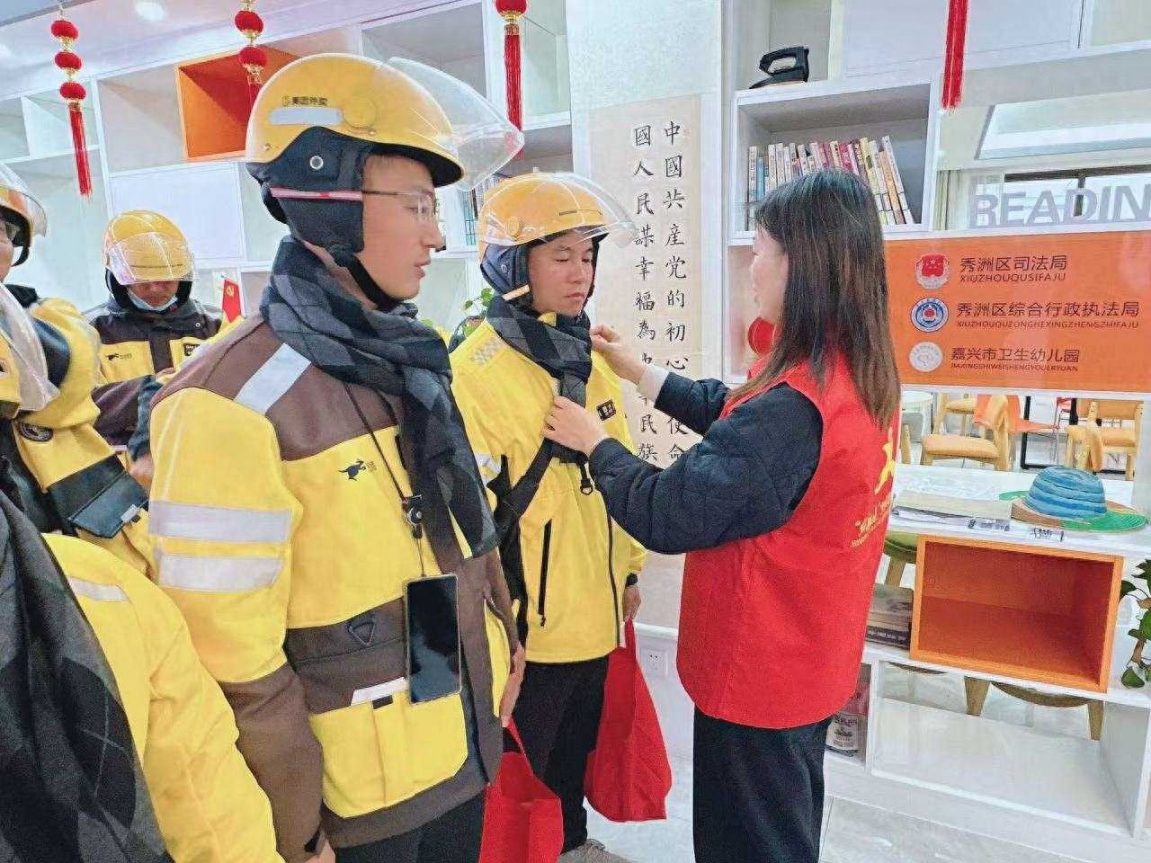 寒冬里的温暖瞬间：社区为新业态工作者送上暖心大礼包  第1张