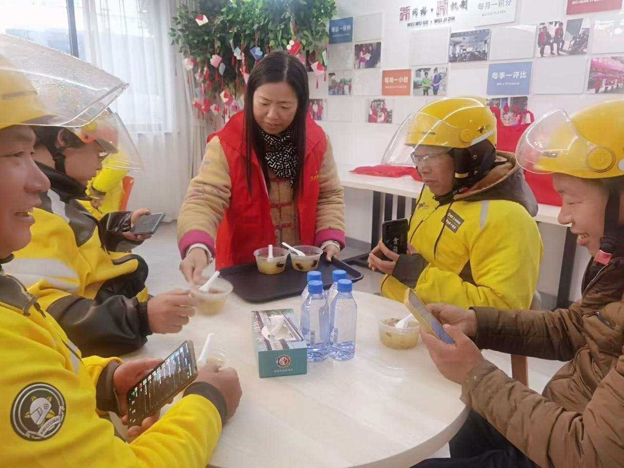 寒冬里的温暖瞬间：社区为新业态工作者送上暖心大礼包  第2张