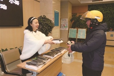 外卖小哥的寒冬暖阳：杭州诚鸿医院送温暖，感动全城  第1张