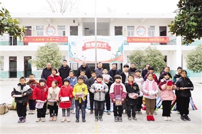 13000元体育器材捐赠现场，孩子们的笑容让人动容