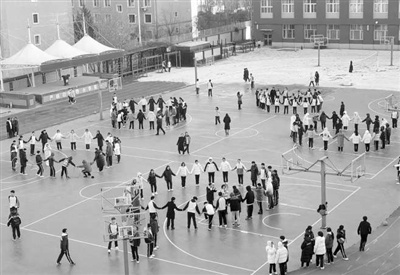 高三学子呼啦圈接力赛：一场解压狂欢，转出青春的彩虹  第1张