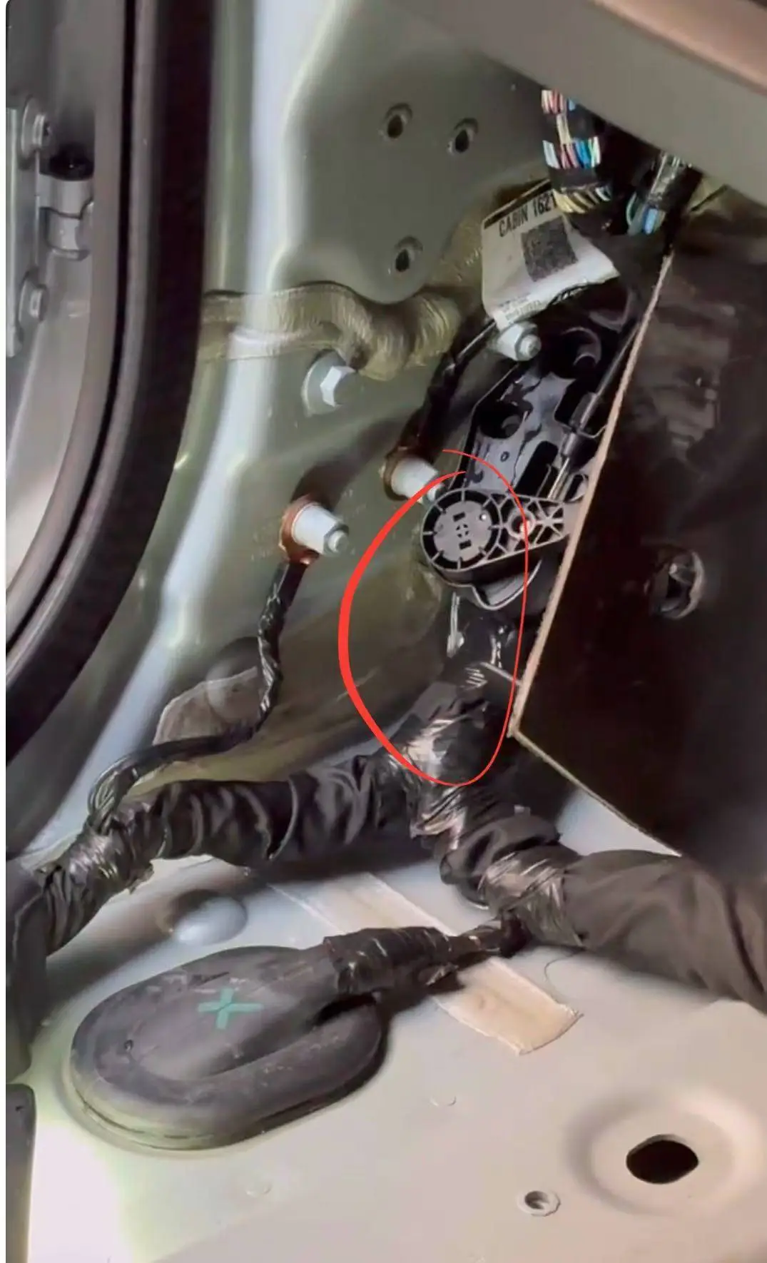 路虎卫士新车两年变泡水车？70万豪车质量问题曝光，车主维权成功