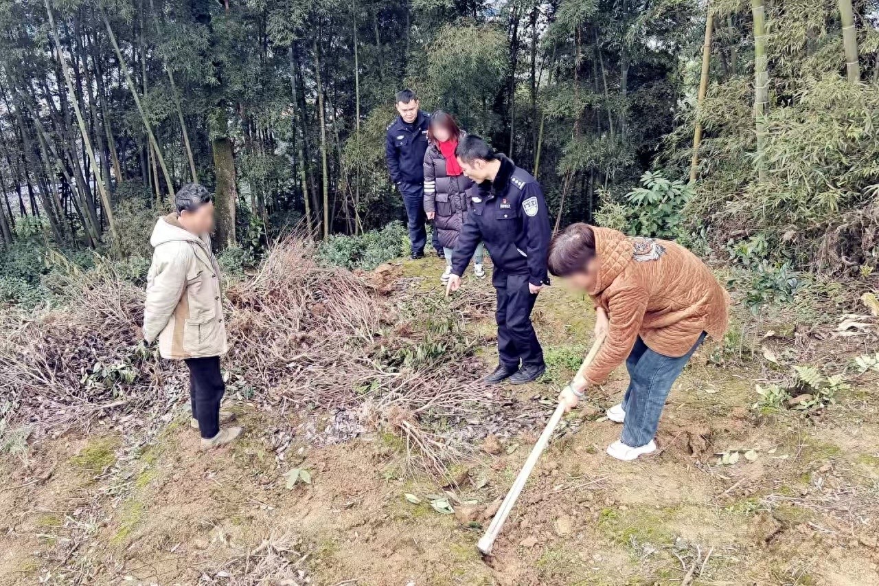 田间地头调解一年纠纷，洪雅公安民警如何化解林地边界矛盾？