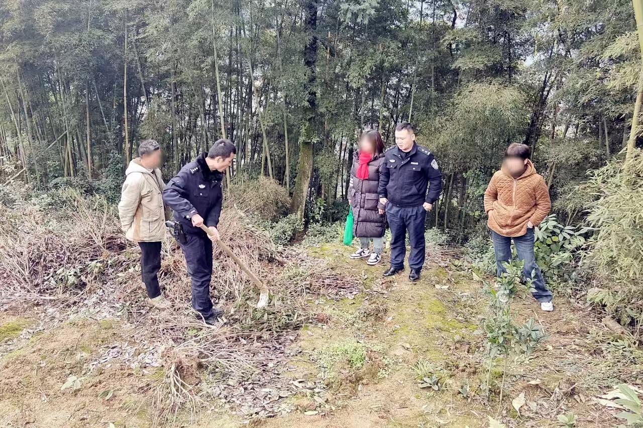 田间地头调解一年纠纷，洪雅公安民警如何化解林地边界矛盾？  第2张
