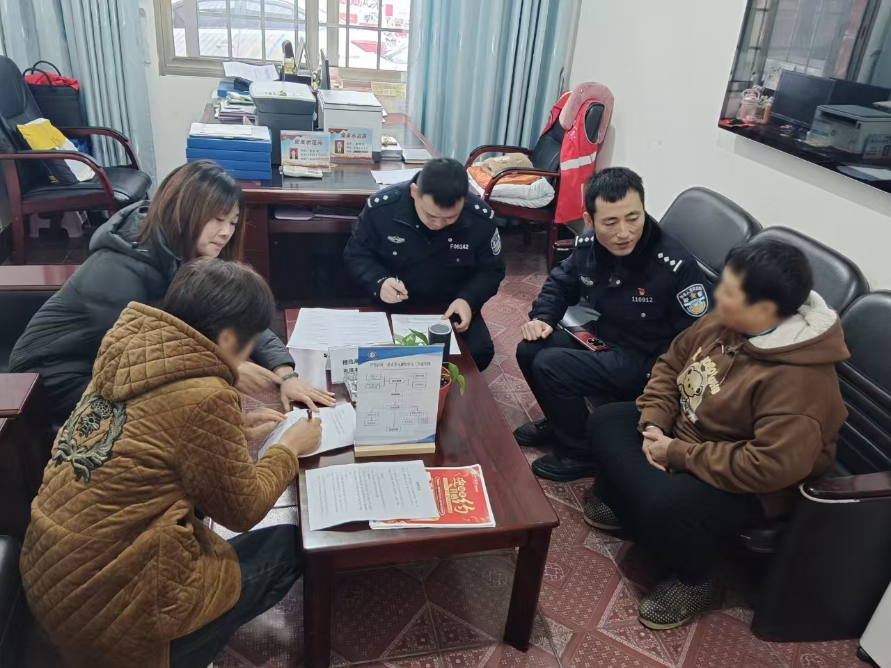 田间地头调解一年纠纷，洪雅公安民警如何化解林地边界矛盾？  第4张