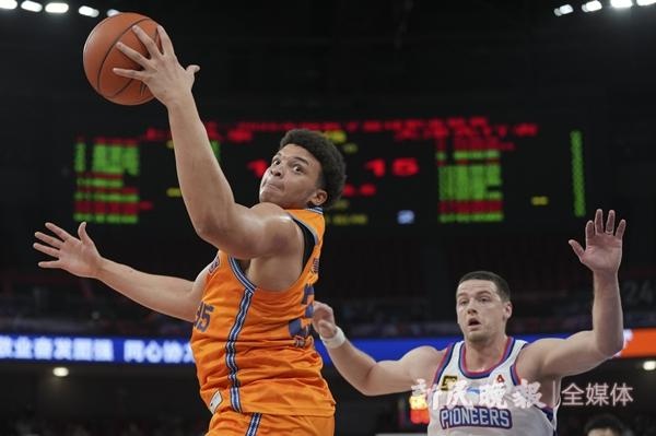 三连胜背后的秘密武器：洛夫顿如何重现姚明传奇，炸裂表现引爆全场  第2张