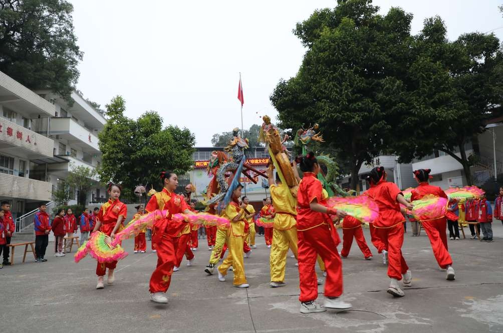 探秘非遗之美：两江板凳龙传承人谢龙妹走进校园，孩子们舞动非遗文化大餐  第3张