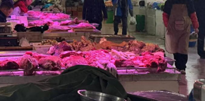 揭秘：生鲜灯换成白炽灯后，你买的肉和海鲜真的新鲜吗？  第1张