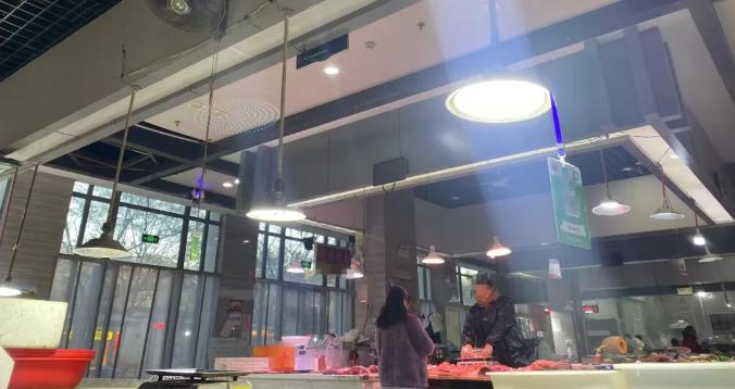 揭秘：生鲜灯换成白炽灯后，你买的肉和海鲜真的新鲜吗？  第2张