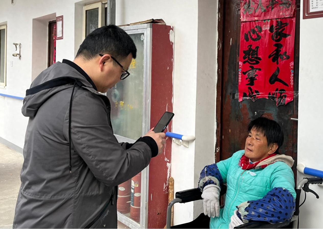 腿脚不便也能轻松认证！香隅镇便民服务中心上门服务，让退休老人不再为认证发愁  第1张