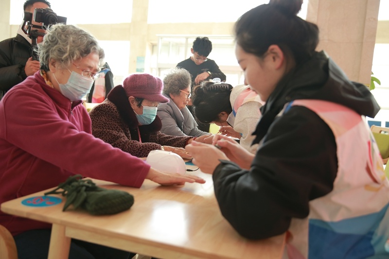 青春助老：大学生志愿者用化妆与美甲为老人带来温馨时光  第2张