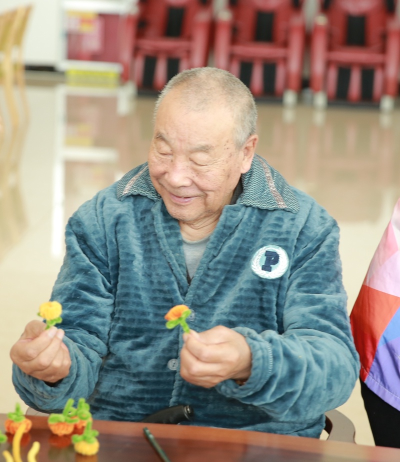 青春助老：大学生志愿者用化妆与美甲为老人带来温馨时光  第3张