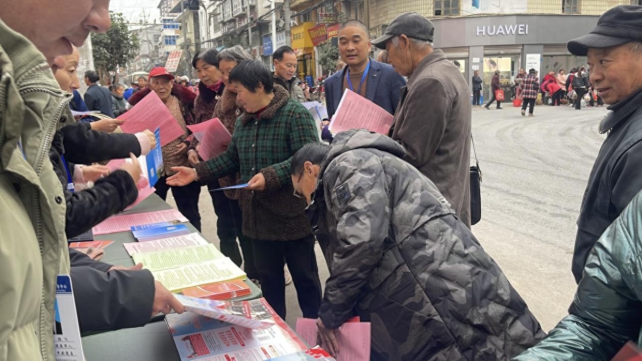 剑阁县白龙镇政务公开日：搭建政民连心桥，让群众感受政务服务的便捷与高效  第1张
