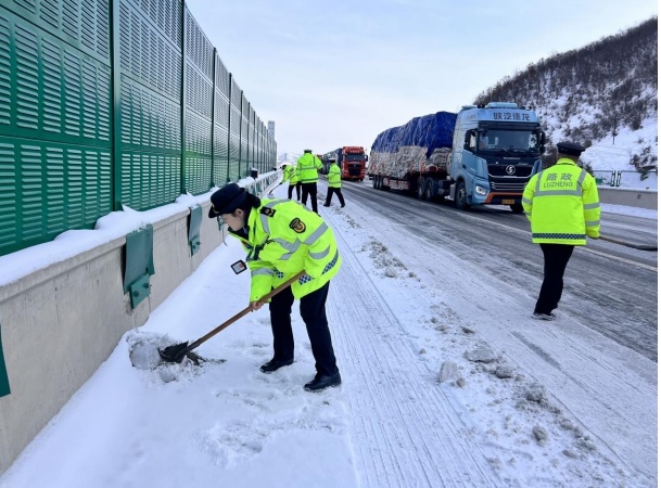 暴雪来袭！甘肃高速部门紧急行动，全力保障道路安全畅通  第2张