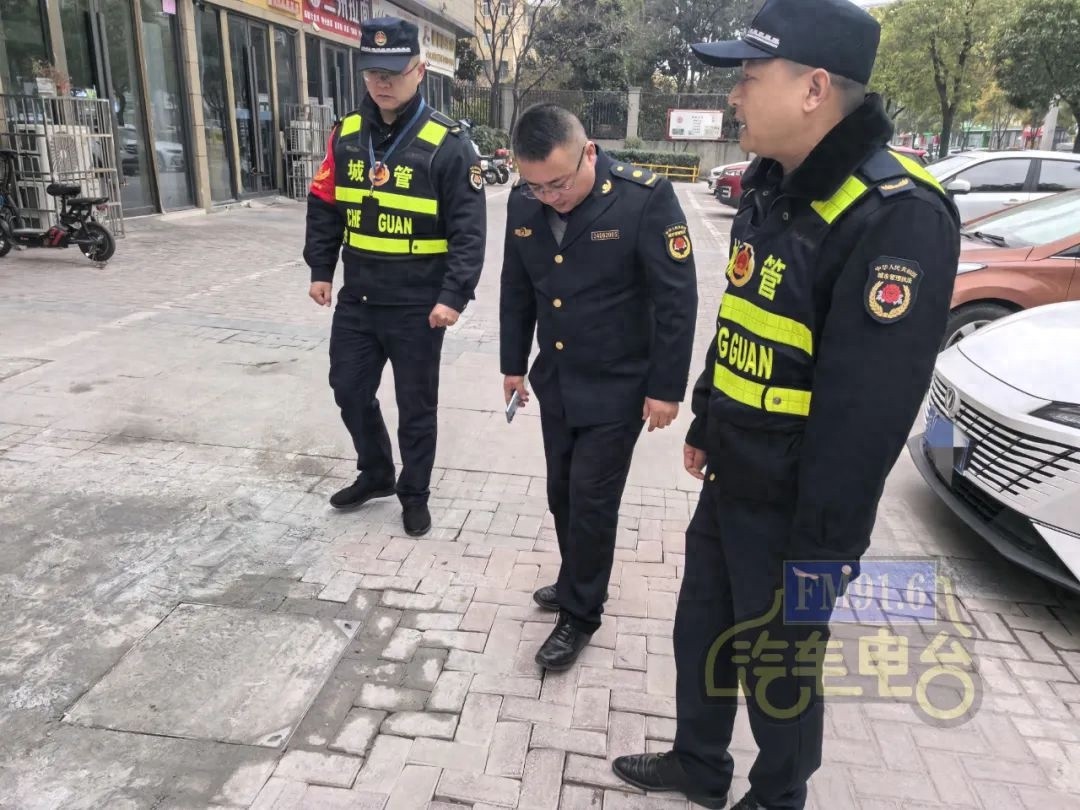 惊！早餐店泼污水竟导致行人踩水溅一身，安全隐患谁来管？  第1张