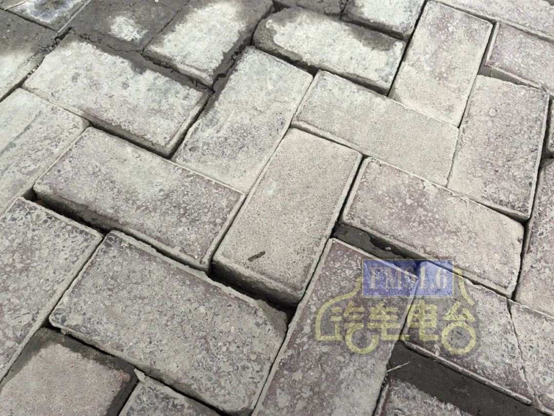 惊！早餐店泼污水竟导致行人踩水溅一身，安全隐患谁来管？  第2张