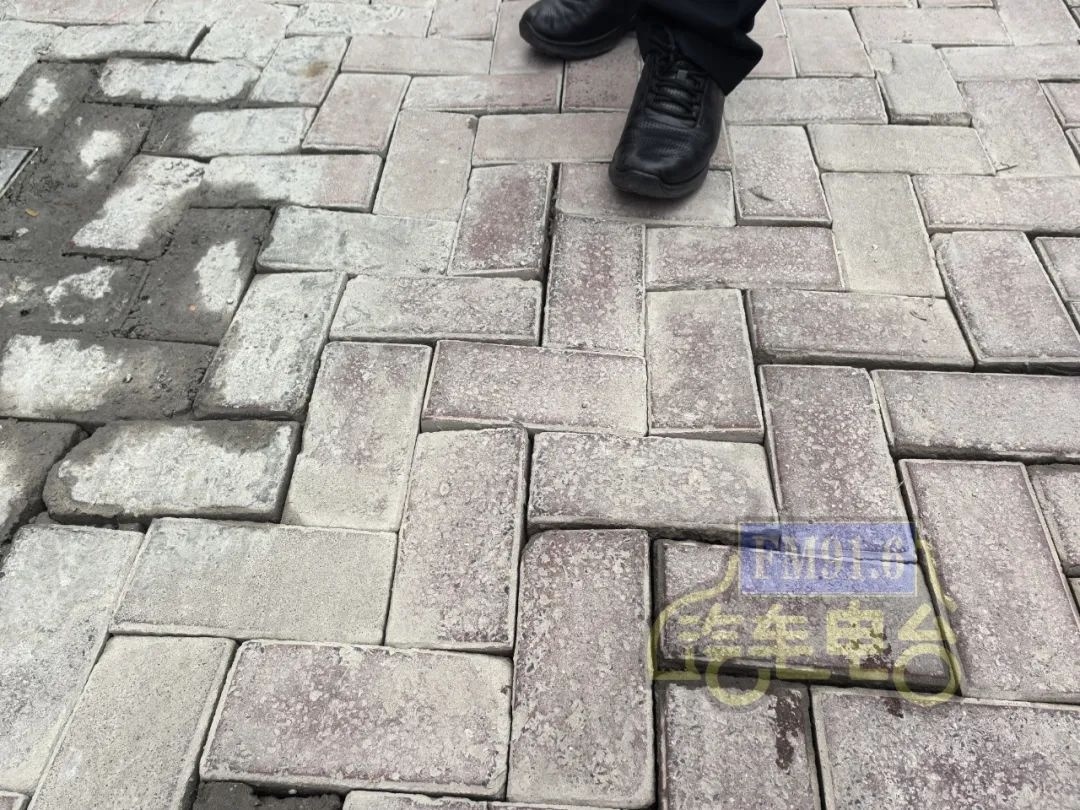 惊！早餐店泼污水竟导致行人踩水溅一身，安全隐患谁来管？  第3张