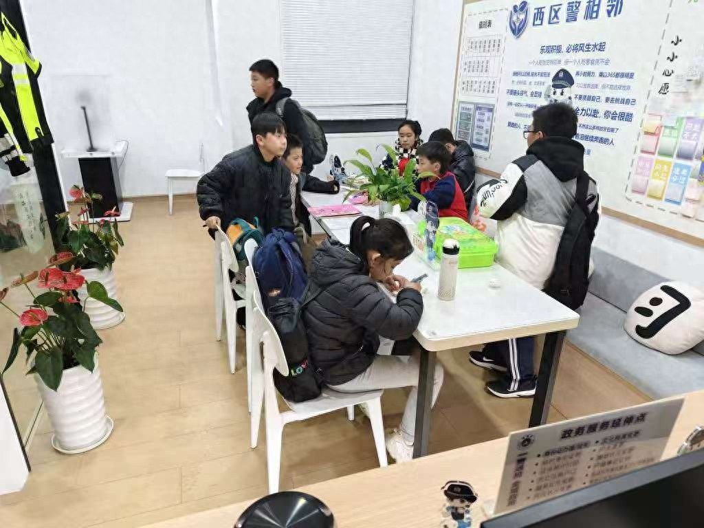 警务室变身托班，家长再也不用担心错过接孩子时间  第1张