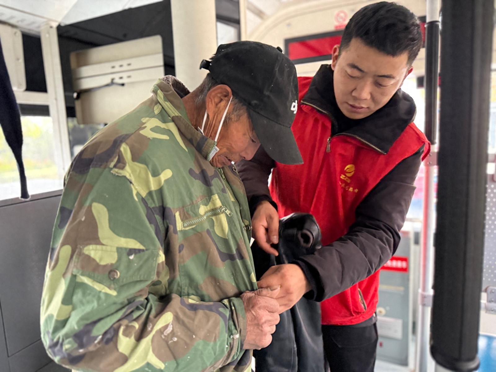 郑州公交流动爱心衣橱：第六年温暖之旅，300余件冬衣为户外工作者送去暖意  第1张