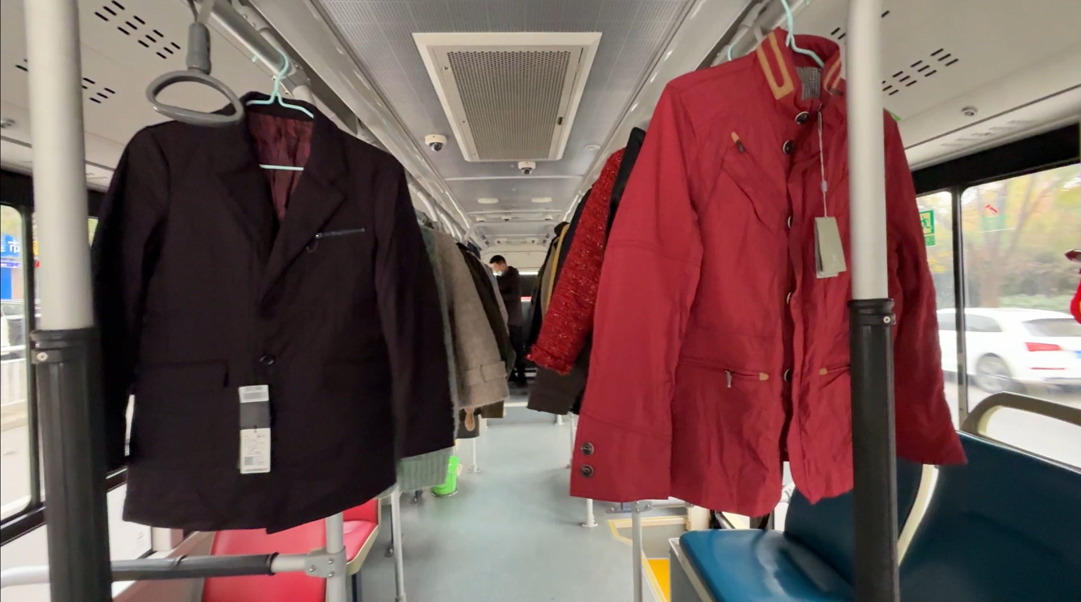 郑州公交流动爱心衣橱：第六年温暖之旅，300余件冬衣为户外工作者送去暖意  第2张