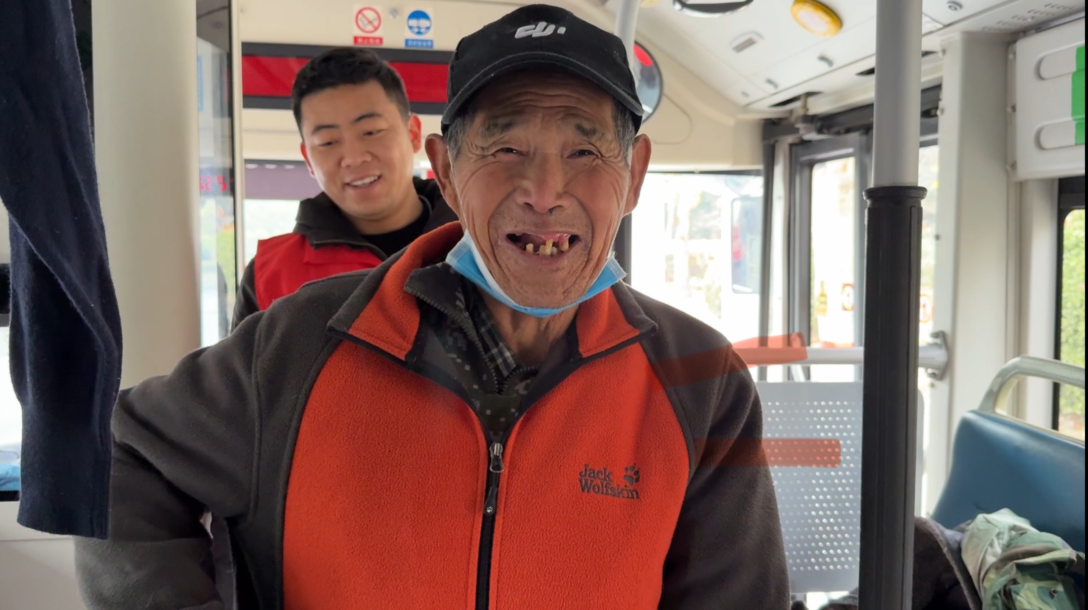 郑州公交流动爱心衣橱：第六年温暖之旅，300余件冬衣为户外工作者送去暖意  第3张