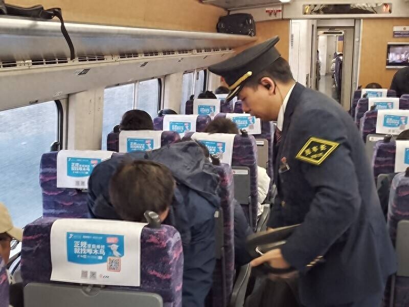 盲人旅客独自乘车，列车长与值班员全程暖心护送，温情满溢的旅程