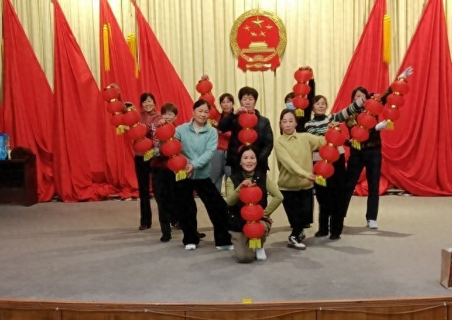 新年将至，湖州安吉社区老年学校排练现场曝光，他们的热情让人动容  第1张