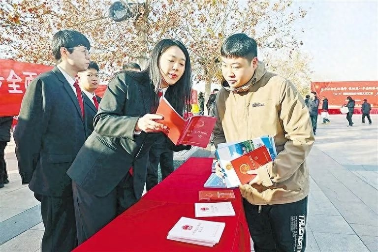 廊坊中院掀起宪法宣传热潮，市民直呼：法律知识原来这么接地气  第1张