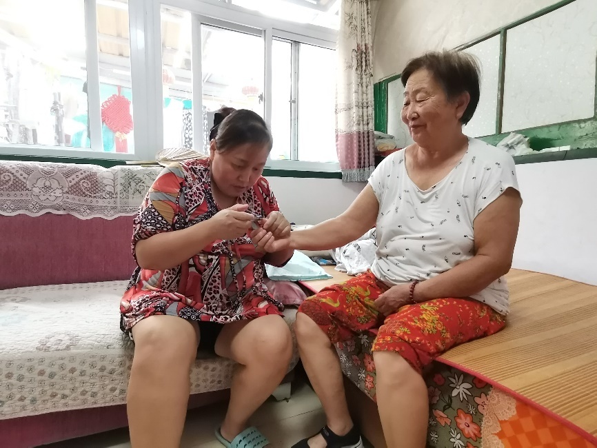 她用爱与坚韧撑起一个家：马振英的孝老爱亲感人故事  第2张