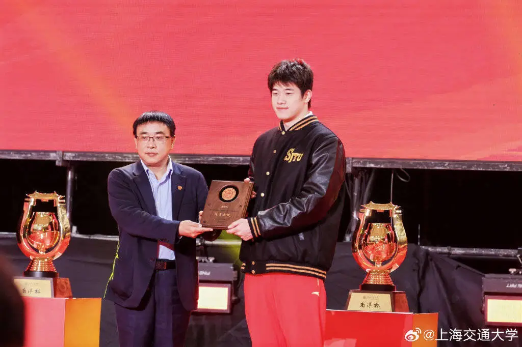 潘展乐现身上海交大，获颁体育大使奖牌，背后的故事让人深思  第2张