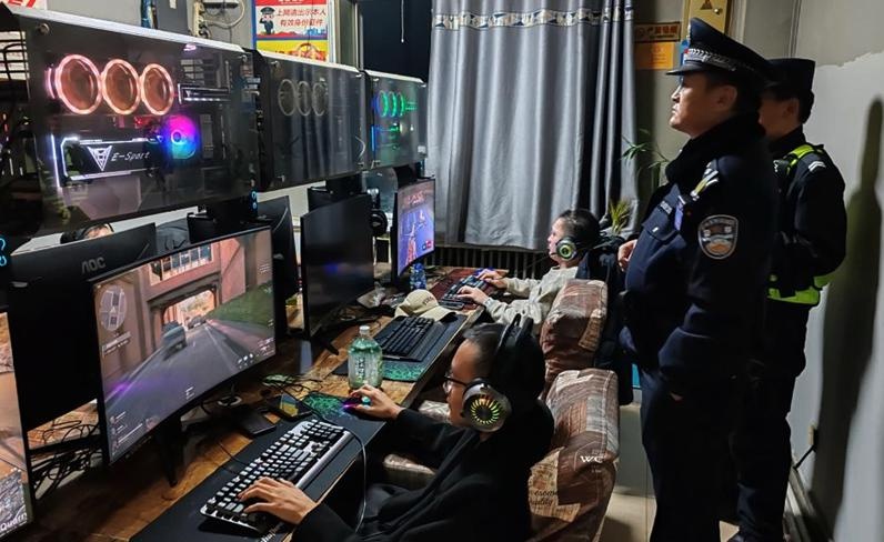 天祝县公安局网安大队突击检查网吧，实名登记和网络安全成重点，你上网安全吗？  第2张