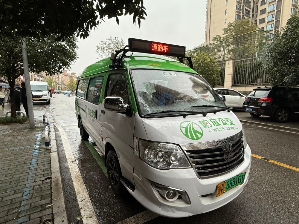 重庆赶场专线背后的暖心故事：志愿者如何守护老年乘客的安全与尊严  第2张