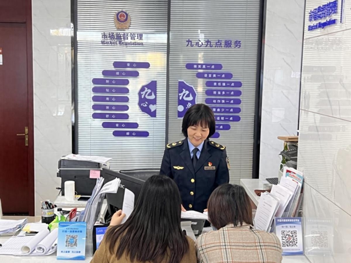 加班到深夜，只为让市民少跑一趟！许昌市政务服务大厅的暖心故事  第1张