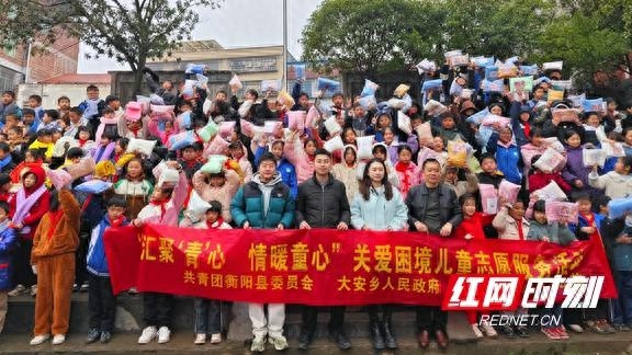 756名乡村小学生收到暖心围巾，背后故事让人泪目  第1张