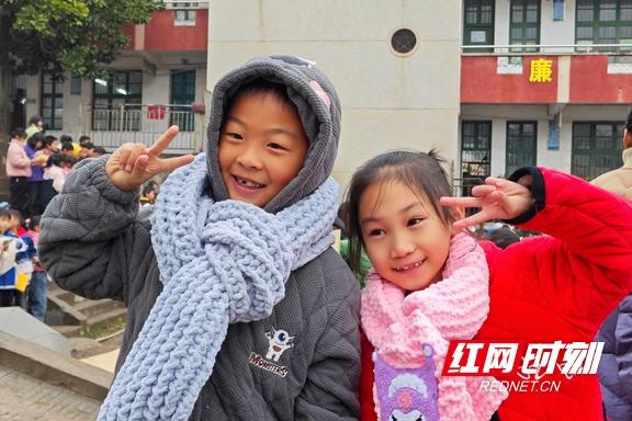 756名乡村小学生收到暖心围巾，背后故事让人泪目  第2张
