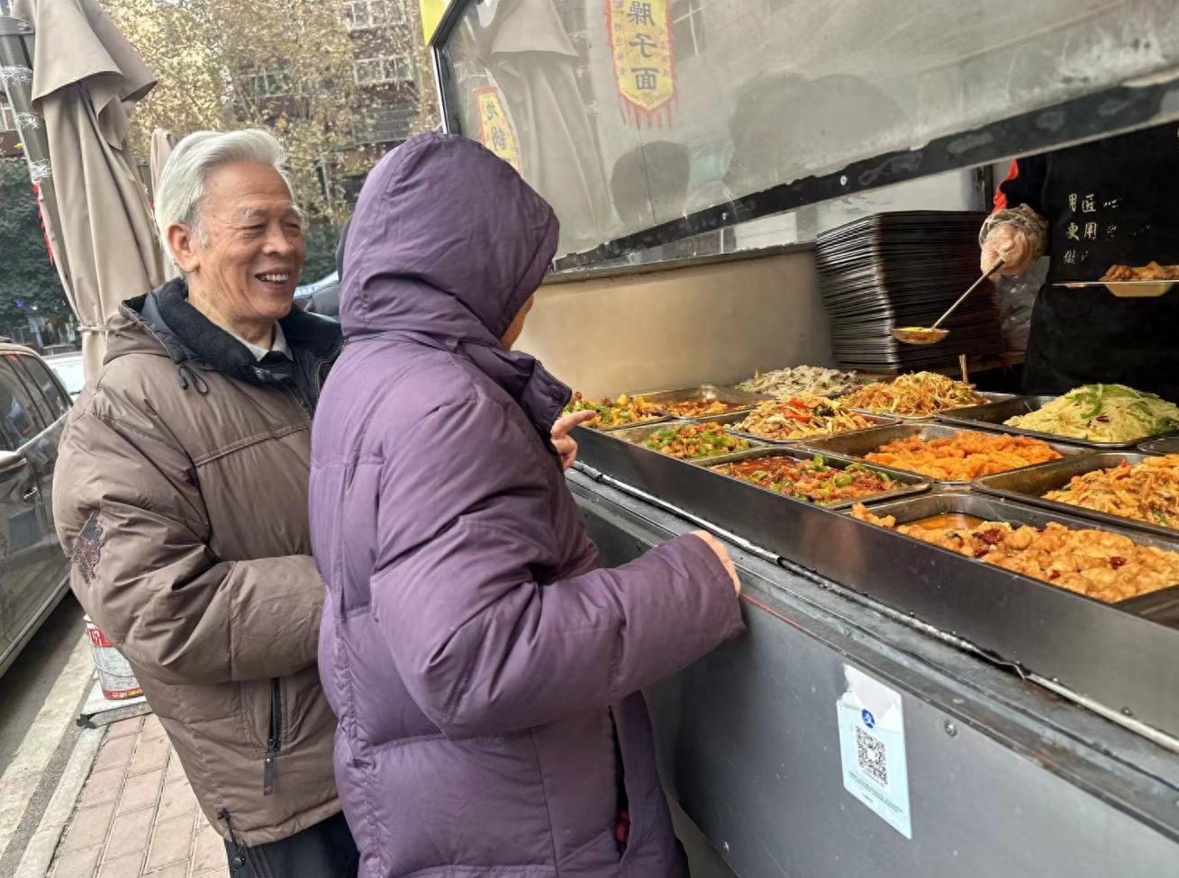 家门口的幸福味道：糜家桥社区老年助餐点，温暖每一餐