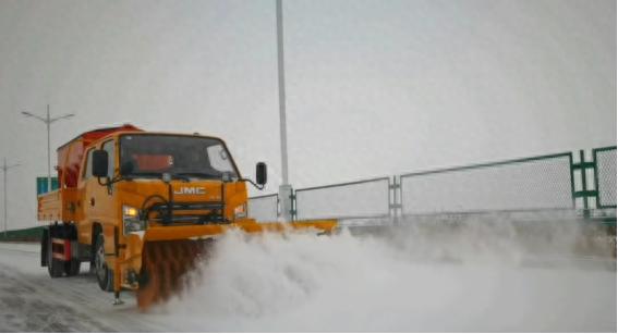 12月10日阿左旗降雪，交通部门浴雪奋战，确保公路安全畅通  第1张