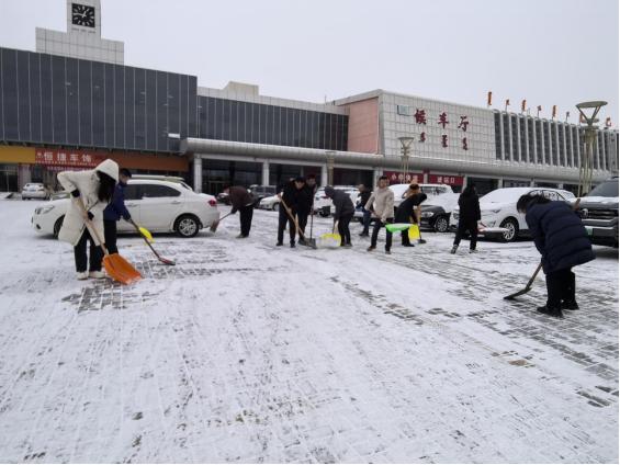 12月10日阿左旗降雪，交通部门浴雪奋战，确保公路安全畅通  第2张