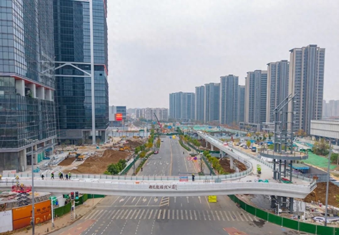 南京首座高线公园惊艳亮相！空中廊桥环绕商业体，市民新打卡地标来了