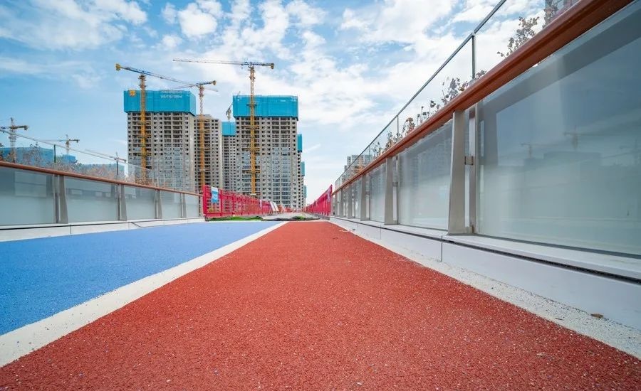 南京首座高线公园惊艳亮相!空中廊桥环绕商业体,市民新打卡地标来了 第3张 南京首座高线公园惊艳亮相!空中廊桥环绕商业体,市民新打卡地标来了 第3张