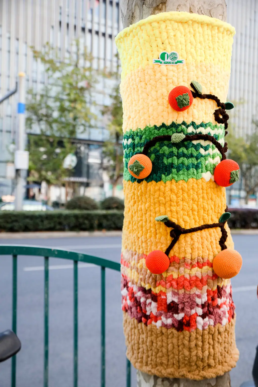 13棵树穿上毛衣,上海街头惊现冬日暖意,网友:这也太治愈了吧 第2张 13棵树穿上毛衣,上海街头惊现冬日暖意,网友:这也太治愈了吧 第2张