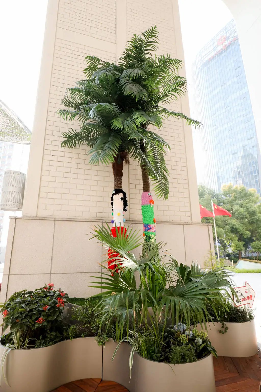 13棵树穿上毛衣,上海街头惊现冬日暖意,网友:这也太治愈了吧 第3张 13棵树穿上毛衣,上海街头惊现冬日暖意,网友:这也太治愈了吧 第3张