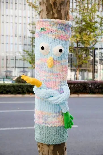 13棵树穿上毛衣,上海街头惊现冬日暖意,网友:这也太治愈了吧 第4张 13棵树穿上毛衣,上海街头惊现冬日暖意,网友:这也太治愈了吧 第4张