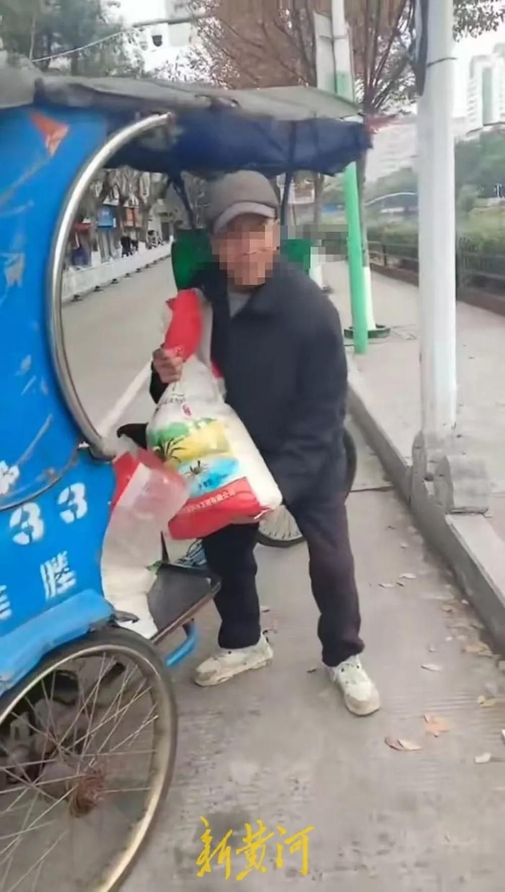 揭秘瑞安老人河边放生大米真相：一场误会背后的暖心故事  第2张