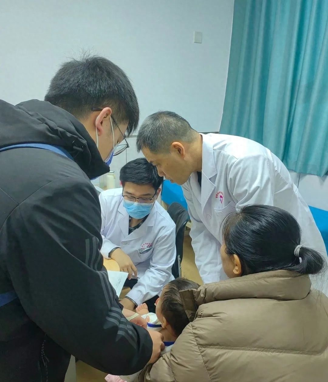 惊！8个月大宝宝腿部肿包竟因这个原因，专家揭秘站立时间真相