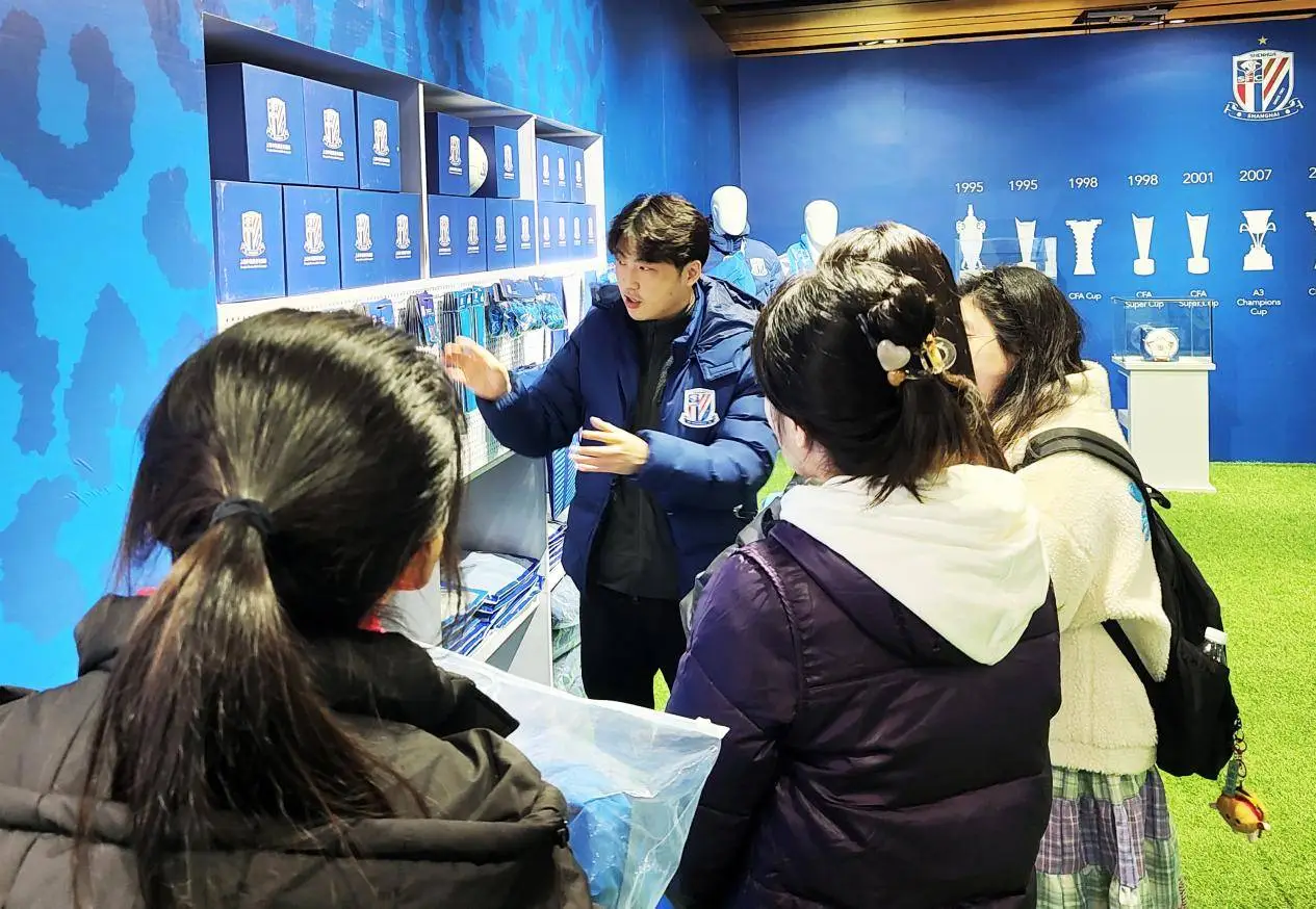 12月10日，上海外滩惊现荣耀蓝，申花快闪店正式亮相，球迷狂欢不容错过  第5张